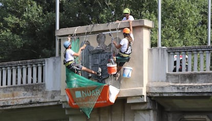 Operarios retirando las águilas franquistas del punte del Agua. 