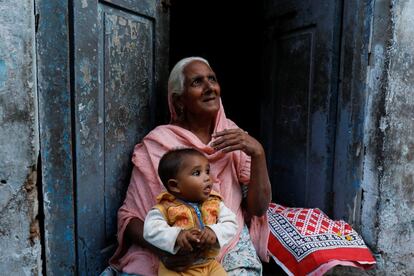 Una anciana sostiene a su nieto sentada en la entrada de su casa en Peshawar (Pakistán), el 11 de oectubre de 2018.