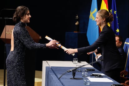 La jugadora de bádminton Carolina Marín recibe el Premio Princesa de Asturias de los Deportes de manos de la princesa Leonor, durante la ceremonia de entrega de los galardones, este viernes en el Teatro Campoamor de Oviedo.