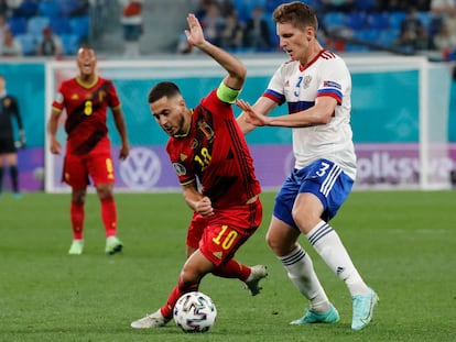 El delantero belga Eden Hazard pugna por la pelota con el ruso Igor Diveev, el pasado 12 de junio en partido del Grupo B de la Eurocopa.