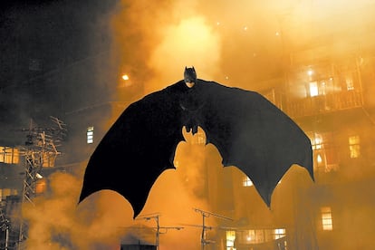 Tuvieron que pasar casi 10 años para que el hombre murciélago regresara a las pantallas. En ‘Batman Begins’, Christopher Nolan se hace con el proyecto con una propuesta mucho más realista y cruda. Christian Bale consigue el rol del héroe oscuro, huraño y atormentado. El filme pone más énfasis en la psicología de los personajes que en la acción. El éxito comercial garantizó una secuela de lujo.