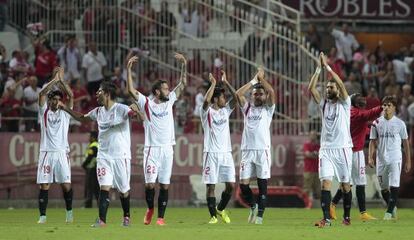 Los jugadores del Sevilla celeban la victoria ante el Villarreal. 