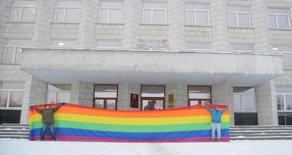 Los activistas Nikolai Alekseyev y Alexey Kiselev sostienen una bandera gay en una protesta. 