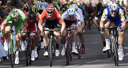 Kittel, Kristoff, Greipel, Bouhanni y Demare esprintan en la recta final de la sexta etapa.