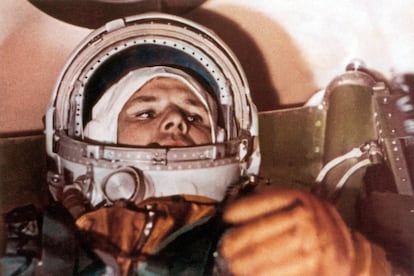 Yuri Gagarin, el primer cosmonauta en surcar el espacio, en la cápsula 'Vostok 1' en 1961.