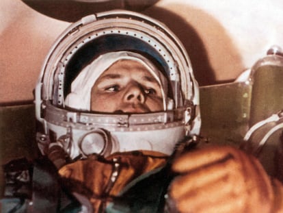 Yuri Gagarin, el primer cosmonauta en surcar el espacio, en la cápsula 'Vostok 1' en 1961.