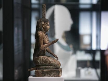 Estatua de madera la diosa Nefts, procedente de la colección de Magic Tom, en la muestra.