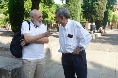 El presidente de ICOMOS España, Juan Carlos Molina (a la izquierda), conversa con el arquitecto conservador de la Mezquita-Catedral, Gabriel Ruiz Cabrero, el martes.