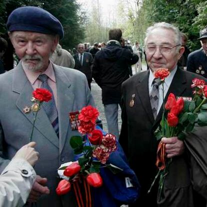 Varios veteranos de la II Guerra Mundial celebran el aniversario del fin del conflicto ayer en Tallin.