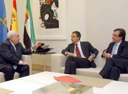 El presidente del Gobierno, José Luis Rodríguez Zapatero, conversa con los presidentes, de Extremadura, Guillermo Fernández Vara (dcha.), y de Asturias, Vicente Álvarez Areces, en la reunión que han mantenido esta tarde en el Palacio de la Moncloa.