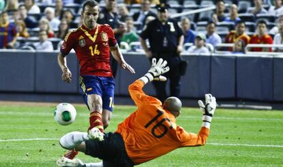 Soldado pica el balón ante el portero de Irlanda.