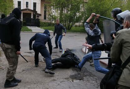 Varios prorrusos rodean y apalean a un manifestante proucranio que había acudido a un mitin en Donetsk el 28 de abril de 2014.