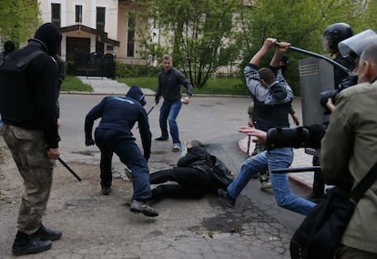 Varios prorrusos rodean y apalean a un manifestante proucranio que había acudido a un mitin en Donetsk el 28 de abril de 2014.