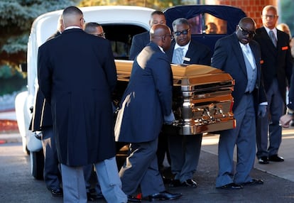El ataúd que transporta a la difunta cantante Aretha Franklin llega al Greater Grace Temple para su funeral, en Detroit, Michigan (EE UU).