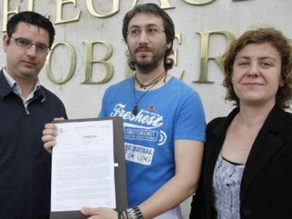 El miembro de IU Juan Antonio Aguilar, flanqueado por la parlamentaria Alba Doblas y el coordinador de IU, Pedro García, durante la presentación de la denuncia contra el Gobierno en abril.