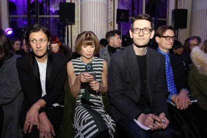 La directora de 'Vogue USA', la todopoderosa Anna Wintour, fue una de las asistentes a la presentación de Versace en París.