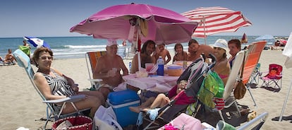 Una familia come en una playa de Fuengirola