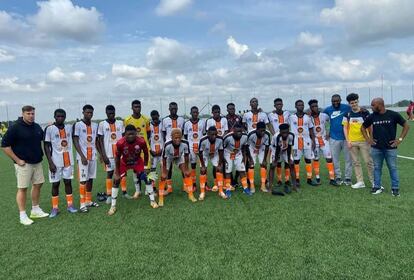 Granda (segundo por la derecha) junto a un combinado de futbolistas en el torneo de captación de Costa de Marfil organizado por la agencia de representación ElitFutSports a principios del pasado octubre.