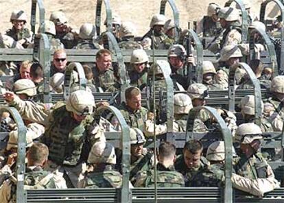 Soldados estadounidenses esperan para regresar a sus barracones tras ser condecorados ayer en Bagdad.