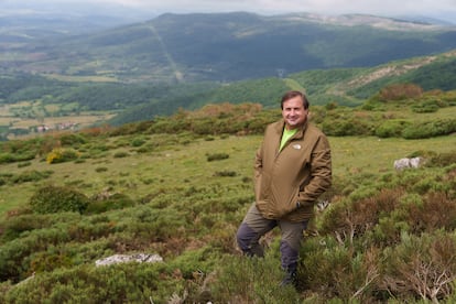Chechu González, guía y fundador de la empresa Aventuras y Aventuras, en una parte de la Montaña Palentina a la que se puede acceder en 4x4.