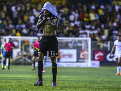 Angulo, futbolista de los Dorados de Sinaloa,lamenta una derrota en 2017.