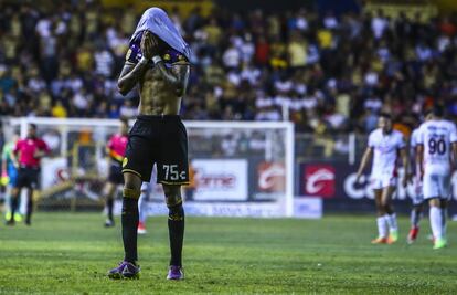Angulo, futbolista de los Dorados de Sinaloa,lamenta una derrota en 2017.