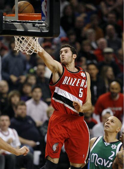 Rudy Fernández intenta anotar ante la mirada de Nowiztki, de los Dallas Mavericks