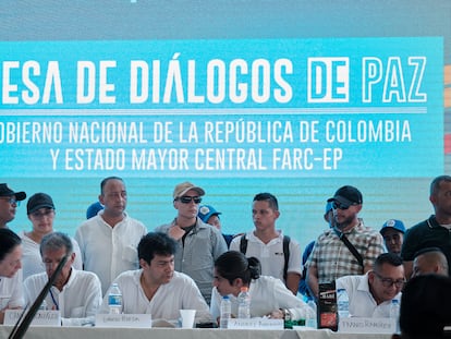 Representantes del Gobierno colombiano y del EMC, durante una mesa de diálogo, el pasado 8 de octubre, en Tibú.