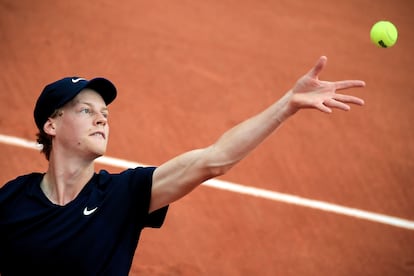 Jannik Sinner sirve durante un partido en Roland Garros.