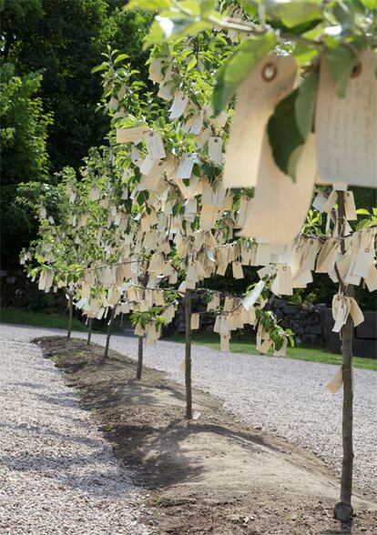 La obra <i>Wish Trees for Wanas (Árboles del deseo para Wanas,</i> 2011), de Yoko Ono, está instalada desde el año pasado en el parque sueco.