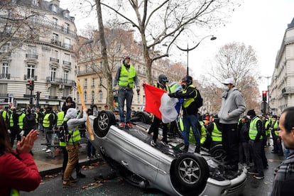 Manifestantes en una protesta de los chalecos amarillos, en diciembre de 2018, en París, Francia.