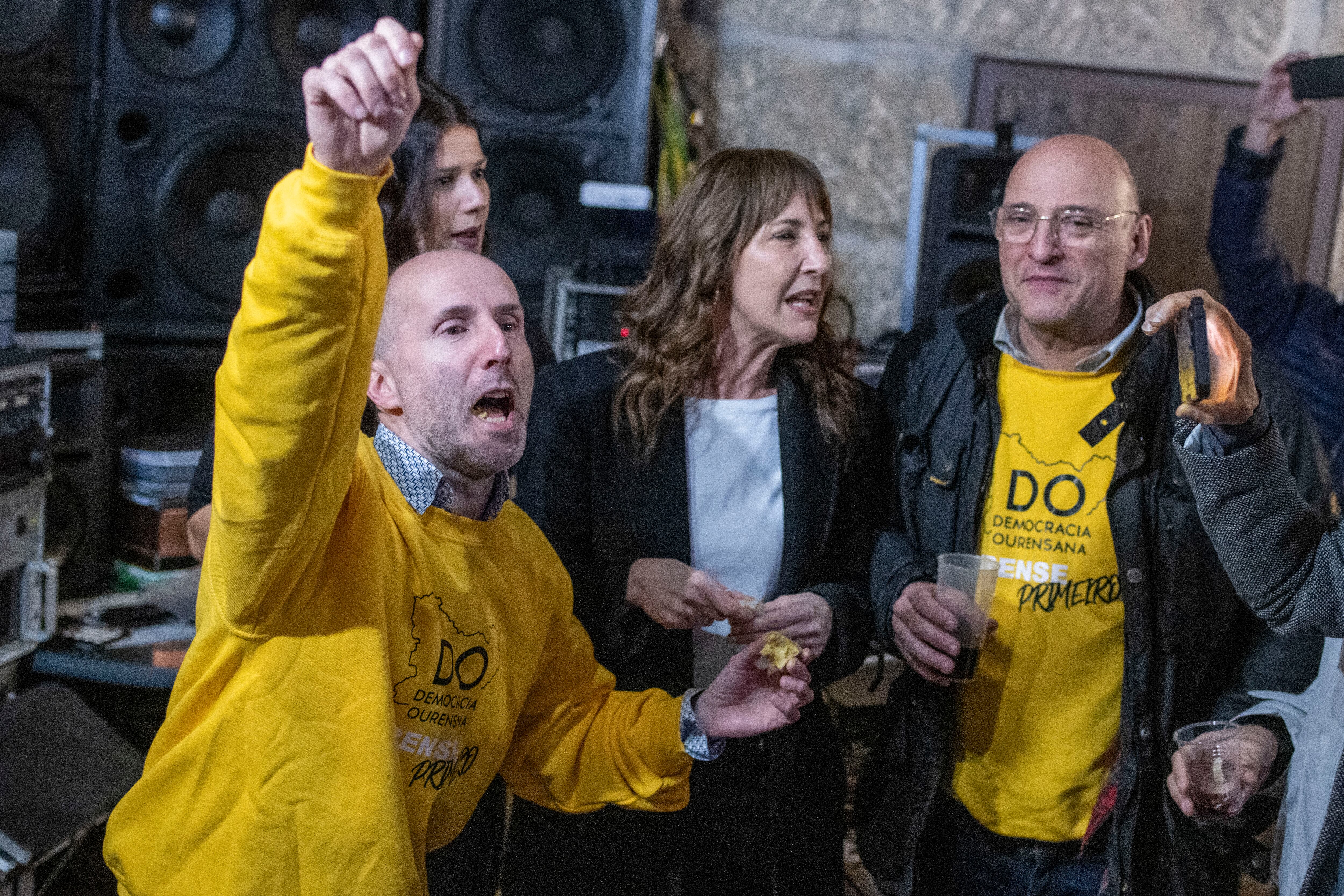 El alcalde de Ourense y líder de Democracia Ourensana, Gonzalo Pérez Jácome (a la izquiera), junto al cabeza de lista a las elecciones autonómicas, Armando Ojea (a la derecha), entre otras, durante el cierre de campaña del partido celebrado este viernes en Velle (Ourense). 