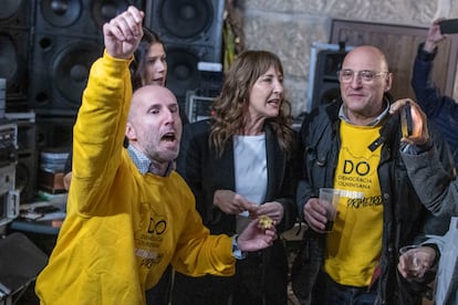 El alcalde de Ourense y líder de Democracia Ourensana, Gonzalo Pérez Jácome (izquierda) junto al cabeza de lista a las elecciones autonómicas, Armando Ojea, en el cierre de campaña del partido este viernes en Velle (Ourense). 