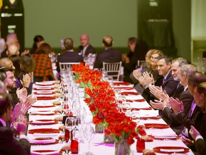 El president de la Generalitat, Pere Aragonès, con el rey Felipe VI y Pedro Sánchez en la cena inaugural del Mobile World Congress 2023, este domingo en el Museu Nacional d'Art de Catalunya (MNAC).