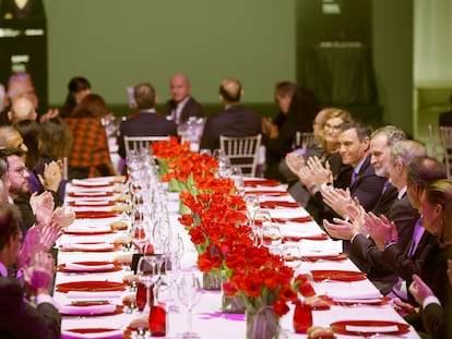 El president de la Generalitat, Pere Aragonès, con el rey Felipe VI y Pedro Sánchez en la cena inaugural del Mobile World Congress 2023, este domingo en el Museu Nacional d'Art de Catalunya (MNAC).