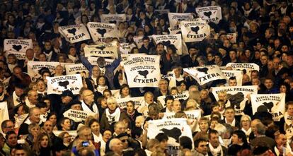 Pancartas de apoyo a los presos de ETA en una manifestación convocada por Sortu y el PNV el pasado febrero en Bilbao