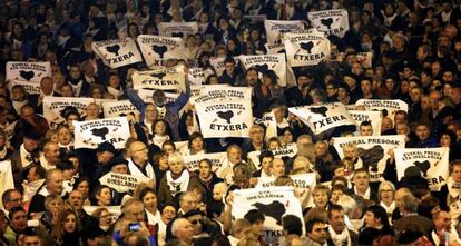 Pancartas de apoyo a los presos de ETA en una manifestaci&oacute;n convocada por Sortu y el PNV el pasado febrero en Bilbao