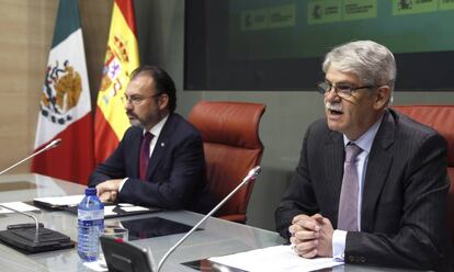Los ministros de Exteriores de España, Alfonso Dastis, a la derecha, y México, Luis Videgaray, durante su rueda de prensa en Madrid.