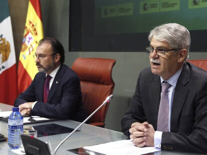 Los ministros de Exteriores de Espa&ntilde;a, Alfonso Dastis, a la derecha, y  M&eacute;xico, Luis Videgaray, durante su rueda de prensa en Madrid.
 