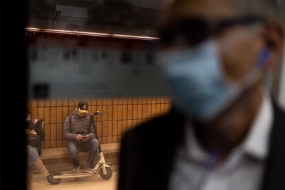 Un usuario del metro con su patinete eléctrico en la estación de Catalunya.