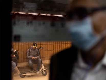 Un usuario del metro con su patinete eléctrico en la estación de Catalunya.