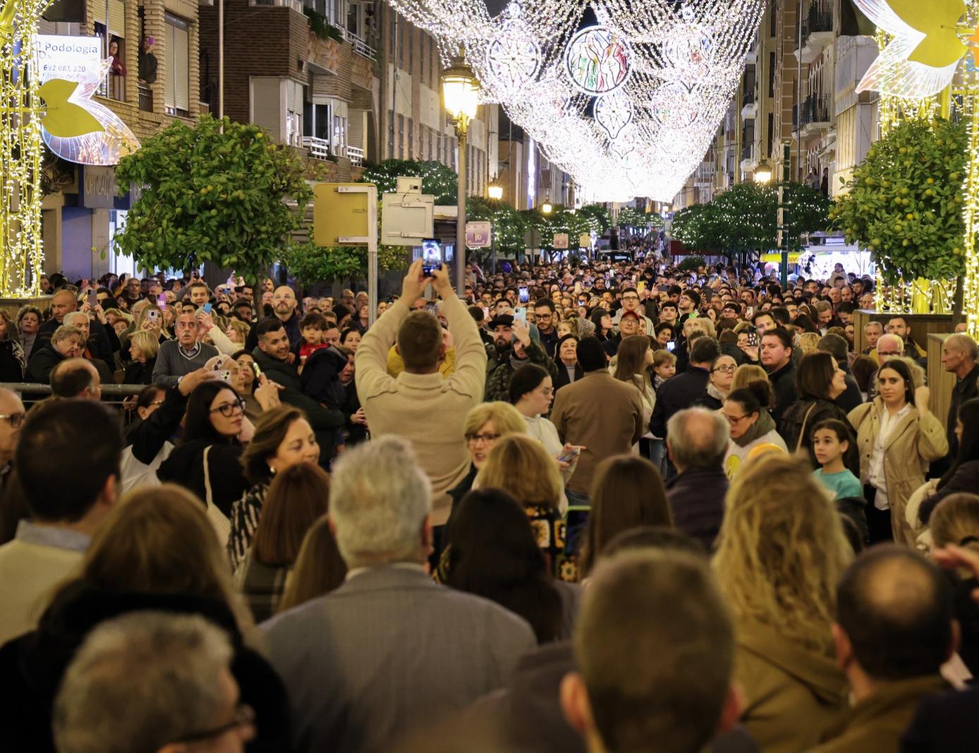 Puente Genil, cuna de la mayor empresa de luces decorativas de España, enciende la Navidad antes que nadie