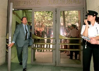 De la Rosa, a la salida de una de sus comparecencias en la Audiencia Nacional, en julio de 2001.