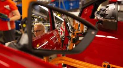 Dos trabajadores en la línea de montaje de la planta de Seat en Martorell (Barcelona).