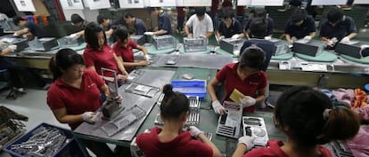 Trabajadores de la planta de Foxconn en Wuhan, China.