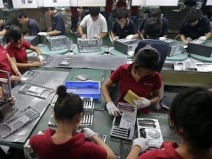 Trabajadores de la planta de Foxconn en Wuhan, China.