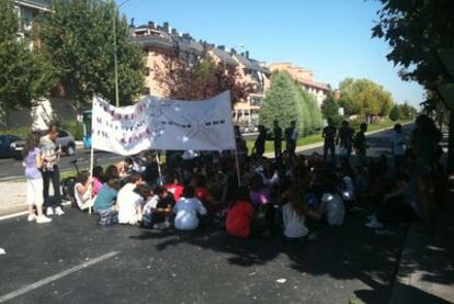 Un grupo de alumnos ha cortado esta mañana la avenida de Logroño, en el distrito de Barajas.