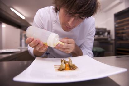 El chef Sergio Bastar, en la cocina.