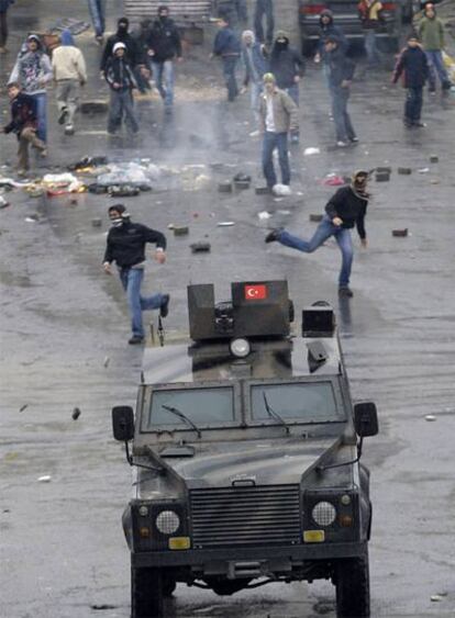 Jóvenes kurdos tiran piedras contra un vehículo policial en Estambul.