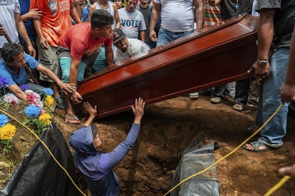 Amigos e familiares de Jose Esteban Sevilha Medina durante seu enterro. Medina morreu de tiro efetuado pelos paramilitares durante os protestos no bairro de Monimbó em Masaya (Nicarágua), no dia 16 de julho de 2018.